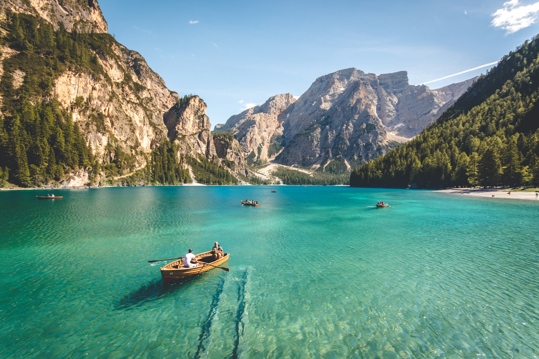 Destino de viagem — lago entre montanhas